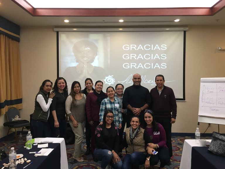 Luis Morales con participantes al cierre de un taller