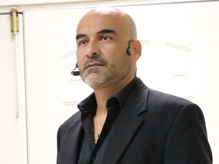 Luis Morales durante una conferencia