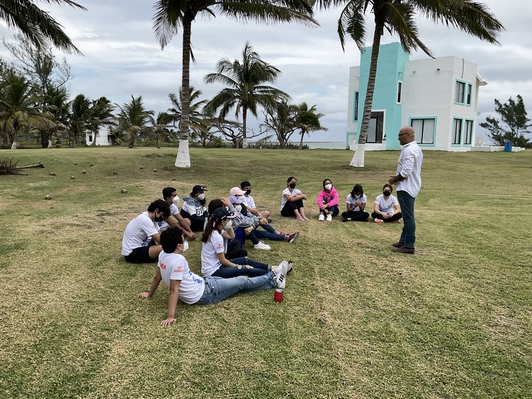 Luis Morales con un grupo de estudiantes al aire libre