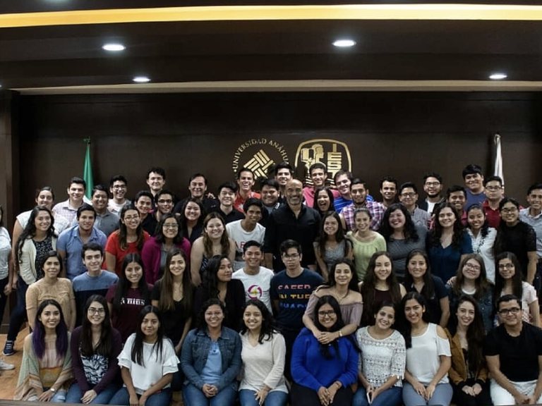 Luis Morales con un auditorio de estudiantes